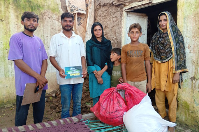 Disaster relief for families in Pakistan